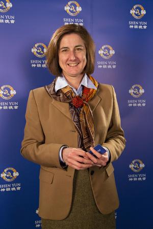 Sylvana Calone 看完倫敦首場神韻演出後非常興奮地說 ：“這真是個非凡的演出！”（攝影：Simon Gross/大紀元）