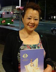 從中國大陸來澳探親的李女士表示，從神韻晚會中看到了光明和希望。