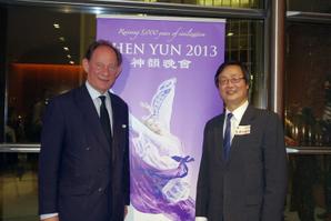 今年歐洲議會舉行的貴賓招待會由歐洲議會副主席麥克米蘭‧斯考特（左）主持