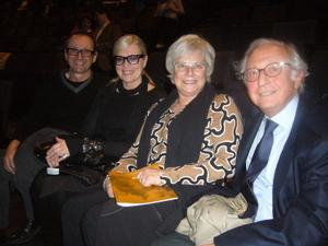 服装企业总裁威利?包慕蓝克先生（左一）及夫人（左二）与鞋业零售企业总裁雅克?贝仑博穆（左四）及夫人（左三）观看了美国神韵巡回艺术团在比利时布鲁塞尔国家剧院的第三场演出。