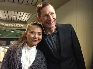 新唐人電視臺“全世界華人人物寫實油畫大賽”優秀獎獲得者洪女士（化名），和在柏林擁有五家連鎖藥房的男友Andreas Berg一起觀看神韻。