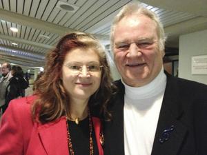 畫家和音樂家Siegfried Leukert被神韻的色彩和音樂打動，中國迷心理學家Carola Anita Lehmann佩服神韻勇氣。