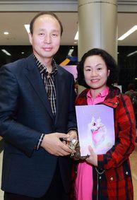 株式会社建筑施工会社（HANEUN E&C）社长李源雨偕夫人观赏了神韵巡回艺术团在大邱寿城艺术中心的首场演出
