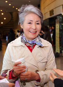 韩国儿童文学作家孙永顺4月9日在昌原城山艺术中心观赏了神韵巡回艺术团下午的演出