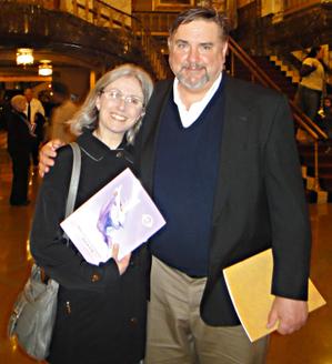 古典芭蕾教师伊丽莎白·史密斯女士与先生约翰·史密斯欣赏了美国神韵纽约艺术团在美国纽约州水牛城希斯表演艺术中心的演出。