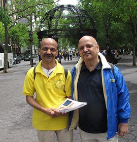 山吉•布哈拉和山尼特兩兄弟五月十七日在紐約聯合國廣場向行人發放法輪功真相資料。