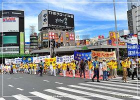 二零一三年七月十五日，法輪功學員在日本東京繁華商業區新宿遊行，譴責中共迫害。