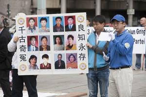 郭居峰介绍他自己被迫害的经历，展板中他认识的十二名法轮功学员全部在迫害中失去了生命。