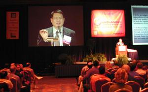 楊景端醫生在第八屆國際抗衰老醫學大會上以“法輪功──健身和抗衰老功效”為題，向大會作特別報告。