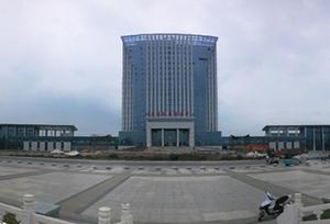 这是6万平方米建筑面积的泗洪县政务服务中心，其中主楼22层，附有东、西两座厢楼， 共可容纳1,111名正部长级别官员办公。