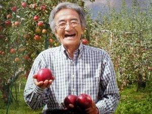  日本農夫木村秋則把每棵蘋果樹當成一個生命，灌註愛心，與之對話，以正能量幫助蘋果樹成長結果，最終創造出農法奇跡。