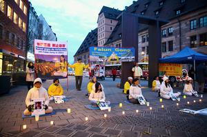 國際人權日，來自德國巴伐利亞州的法輪功學員來到人權之城紐倫堡，舉辦燭光悼念活動。