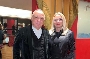 二零二四年一月五日晚，意大利撒丁岛大区议员乔瓦尼·凯萨（Giovanni Chessa）先生和朋友在利卡利亚里市的诗情剧场（Teatro Lirico）观看了美国神韵环球艺术团今年在当地的第三场演出。（ 大纪元）