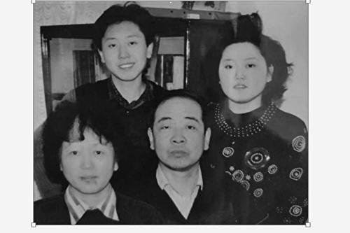 康淑琴（左下）与丈夫及儿子侯利军（左上）和女儿