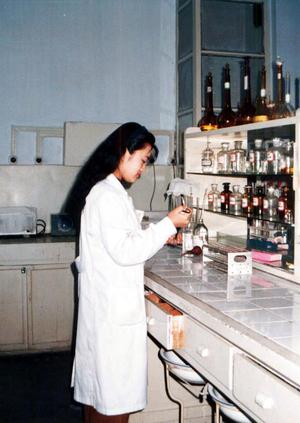 张宏在生化实验室