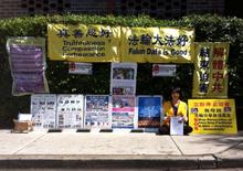 麗莎在悉尼中領館前揭露中共迫害，呼籲營救被中共非法關押的母親