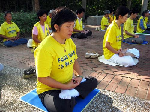 鄭愛娟（左一）在臺北士林官邸前煉功