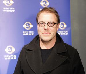 比利時著名的電視制作人Tom Lenaerts表示他完全被神韻征服了。