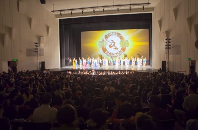 神韻藝術團在臺南第三場演出，演員揮手謝幕。