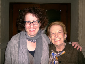 Ilene Levine（左）是一家保險公司的老板，帶了全家七口人一起來看神韻。