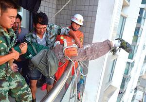 小刘被安全援救到11楼阳台上。