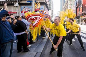 斯考特參加紐約市中國城遊行，擔任西人舞龍隊的龍頭手（攝於2017年）