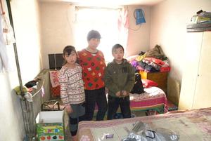趙春霞與兒子、二女兒