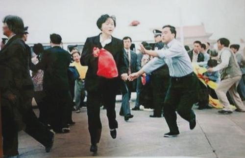 陳春美女士二零零零年九日三十日在天安門廣場高喊“法輪大法好！”被便衣警察追擊的現場照片