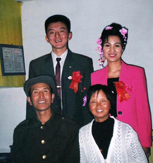 一九九八年中秋節，長子王洪濱和兒媳劉俊鷺在家鄉舉行了儉樸的婚禮。