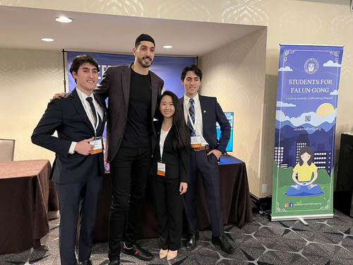 職業籃球運動員埃內斯·坎特（Enes Kanter）參加“國際宗教自由峰會”（IRF），與法輪功學員合影。