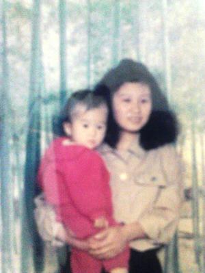 我两岁时，妈妈杨世芬抱着我的照片