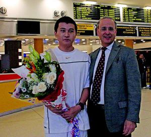 2009年3月26日陈腾和参与营救的法轮功之友执行主席艾伦•埃得勒（Alan Adler）
