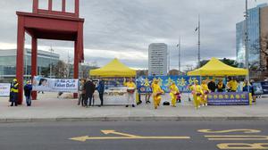 法轮功学员在日内瓦的标志性广场--万国广场（Place des Nations）举行集会活动，呼吁制止中共对法轮功学员的残酷迫害。