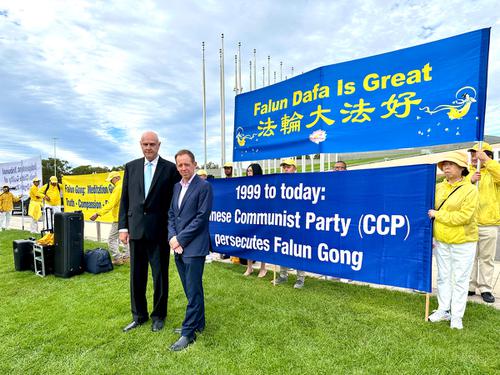 澳大利亞首都特區議員和司法部長肖恩·拉滕伯裏(Shane Rattenbury,ACT MP and Attorney General,右)向法輪功學員問候,並與法輪大法澳洲佛學會發言人約翰·戴勒(John Deller,左)都在集合上發言。