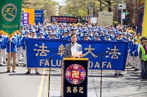 2017年4月25日张鸿玉在纽约法轮功学员集会上讲述母亲修金秋被酷刑迫害致死的经历。