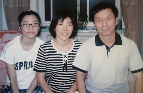 修金秋（中）与丈夫张明（右）、女儿张鸿玉（左）