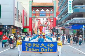澳洲墨爾本部份法輪功學員五月十一日在市中心慶祝“世界法輪大法日”。