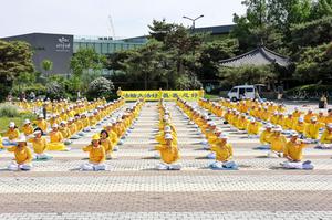 韓國首爾法輪功學員五月十二日在青瓦臺前煉功慶祝世界法輪大法日