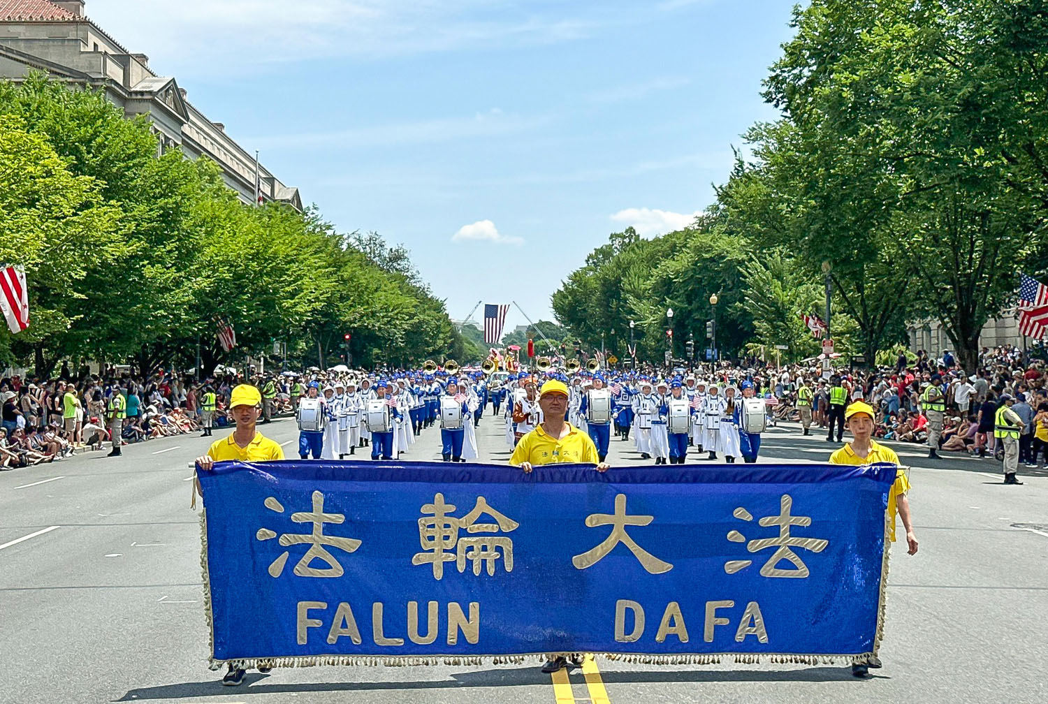 七月四日，美国法轮大法修炼团体参加首都华盛顿的独立日游行。