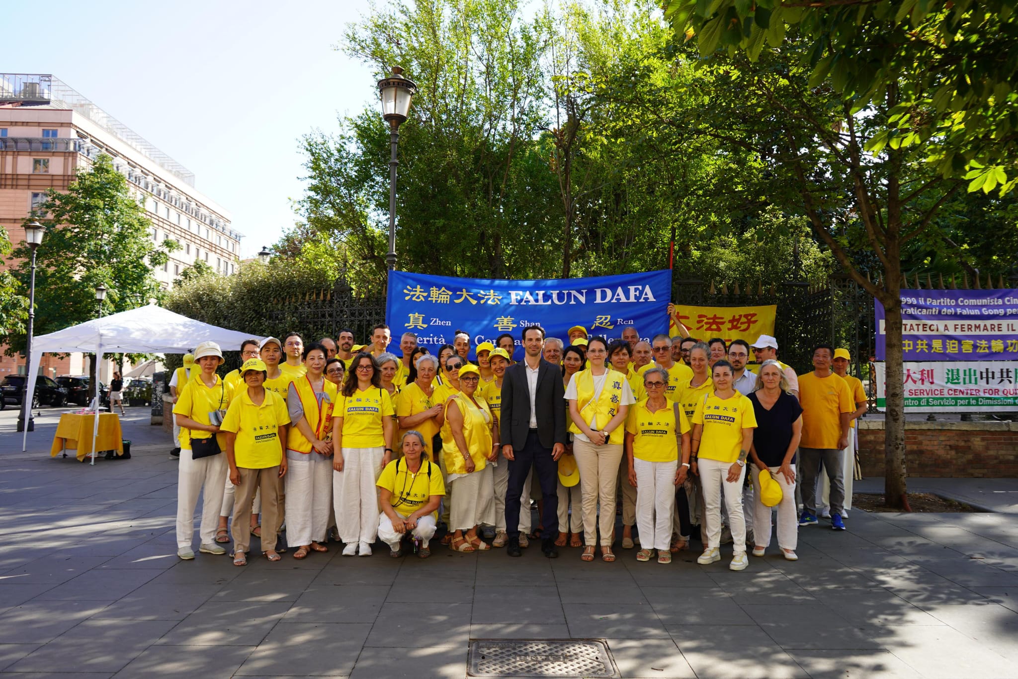 羅馬市議會副主席皮特蘭傑羅·馬薩羅（Pietrangelo Massaro）與法輪功學員在集會活動現場合影