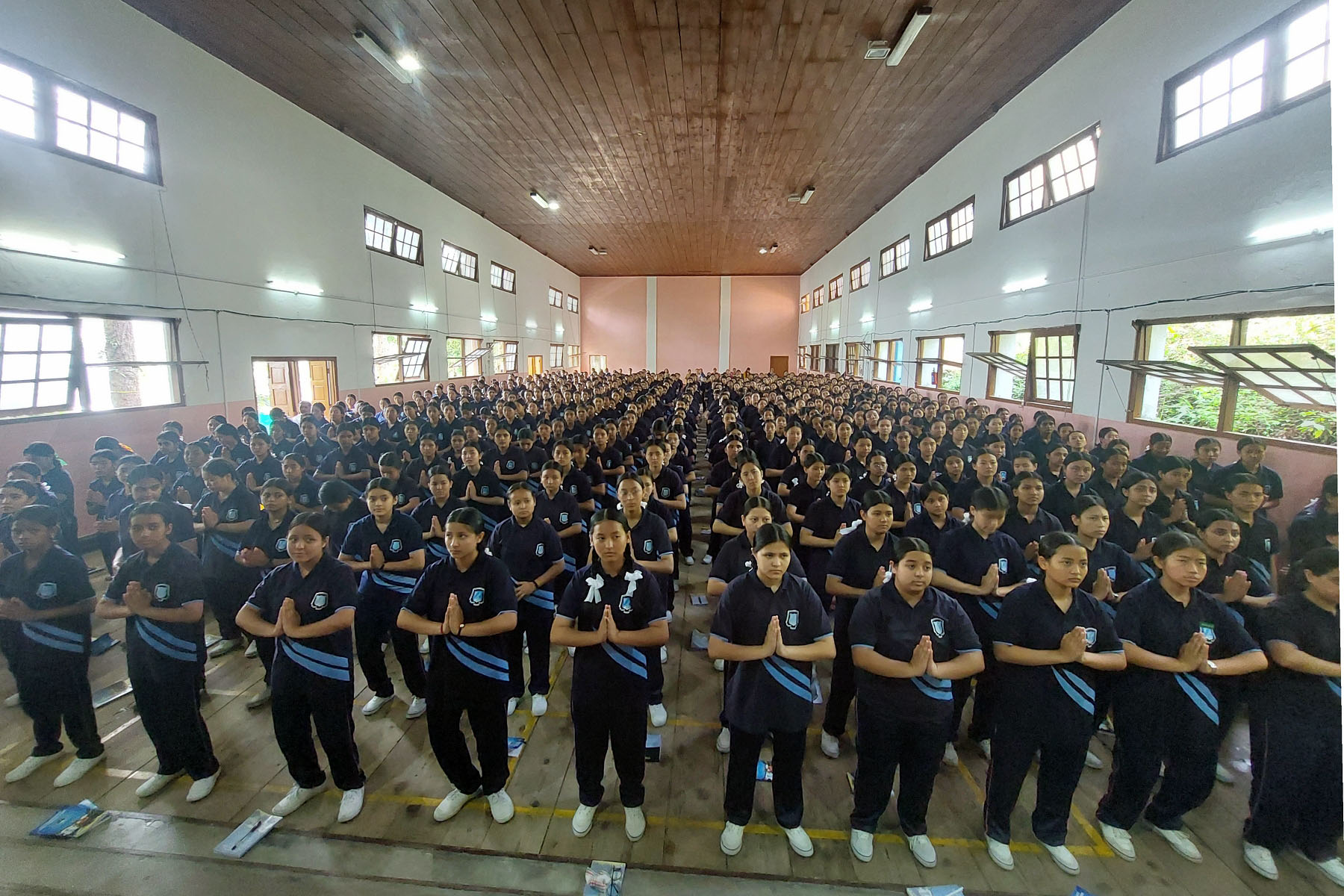 卡林蓬四所学校的学生们学炼法轮功五套功法。