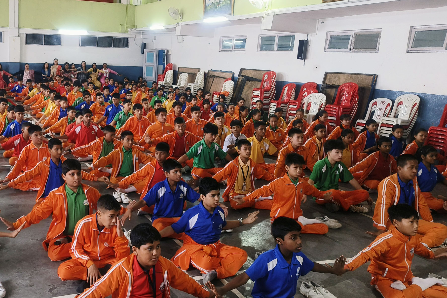 印度大吉岭（Darjeeling）学校的学生们学炼法轮功五套功法。