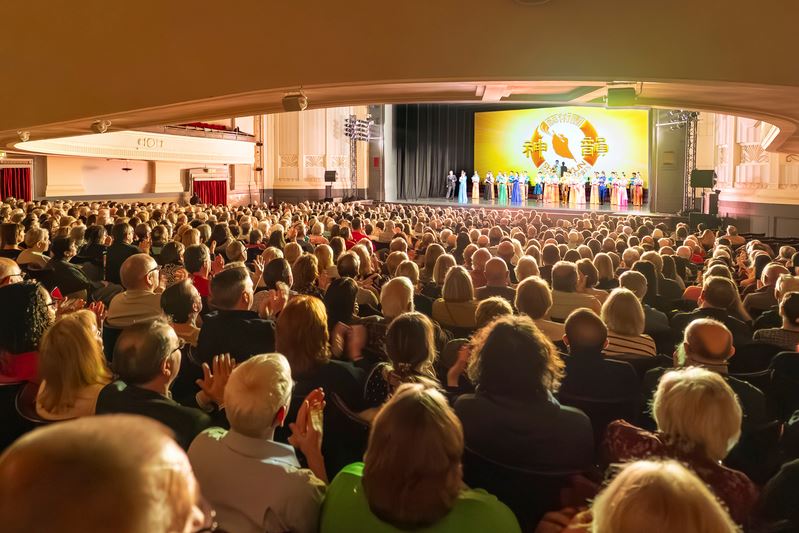 神韵纽约艺术团三月六日晚在英国伯恩茅斯长亭剧院（Bournemouth Pavilion Theatre）的最后一场演出