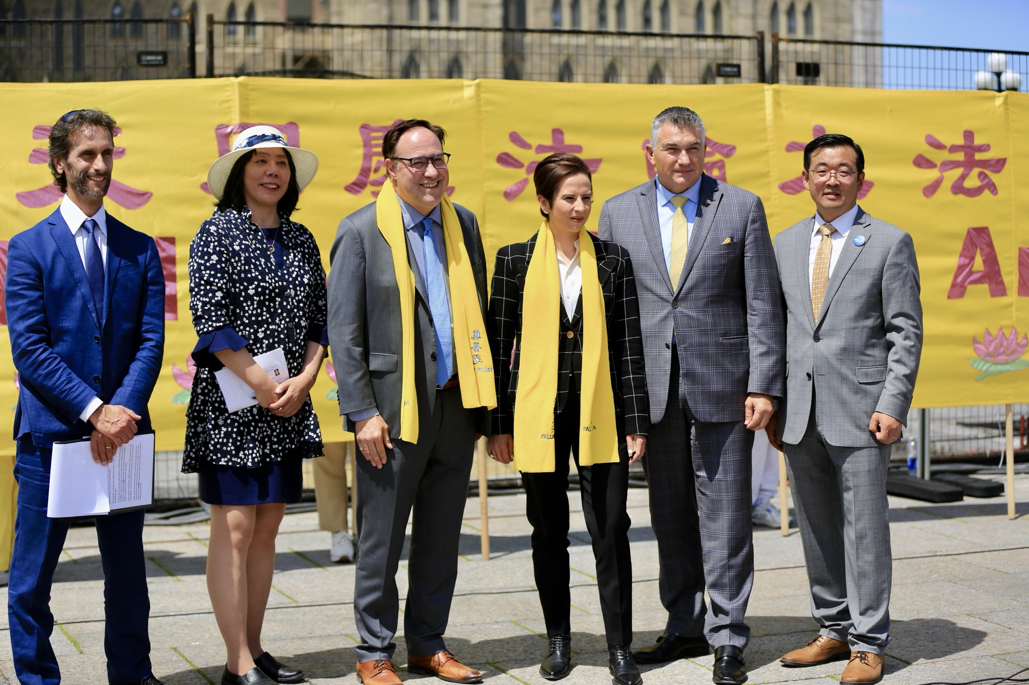 加拿大國會議員穆伊斯（Dan Muys， 左三）、蘭茨曼（Melissa Lantsman，左四）、比贊（James Bezan，右二）和部份法輪功學員五月二十八日在法輪大法弘傳三十三周年慶典上。
