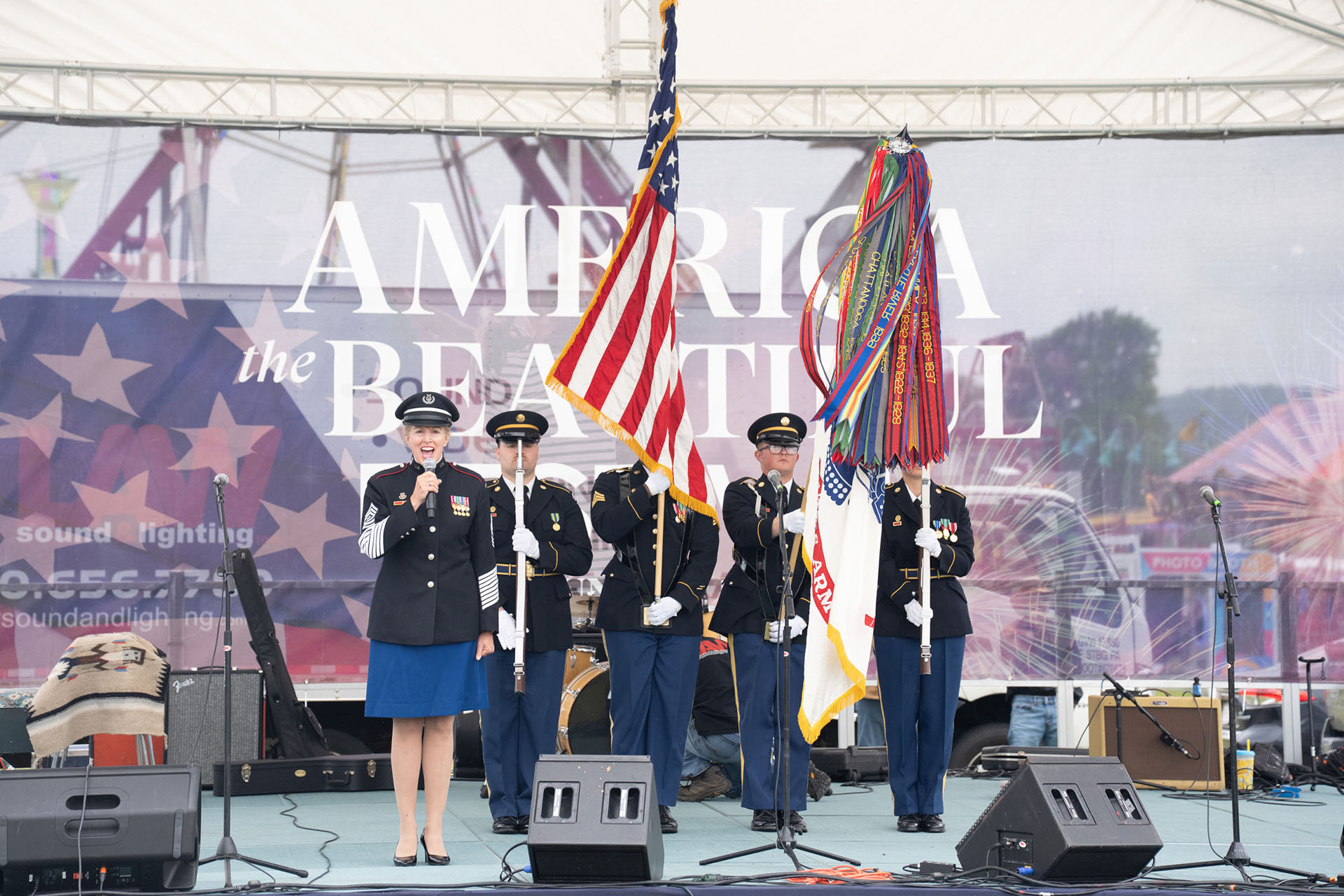 美國西點軍校樂隊（West Point Band）首席主唱、陸軍資深軍士長瑪麗凱‧梅森格（Sgt. Maj. MaryKay Messenger）演唱國歌。