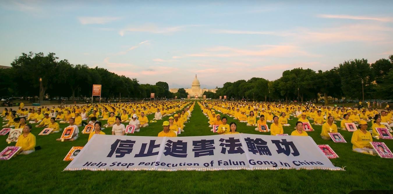 七月十七日晚，一千五百多名法轮功学员在美国国家广场悼念二十六年来，为坚守信仰而被中共迫害致死的中国大陆法轮功学员。