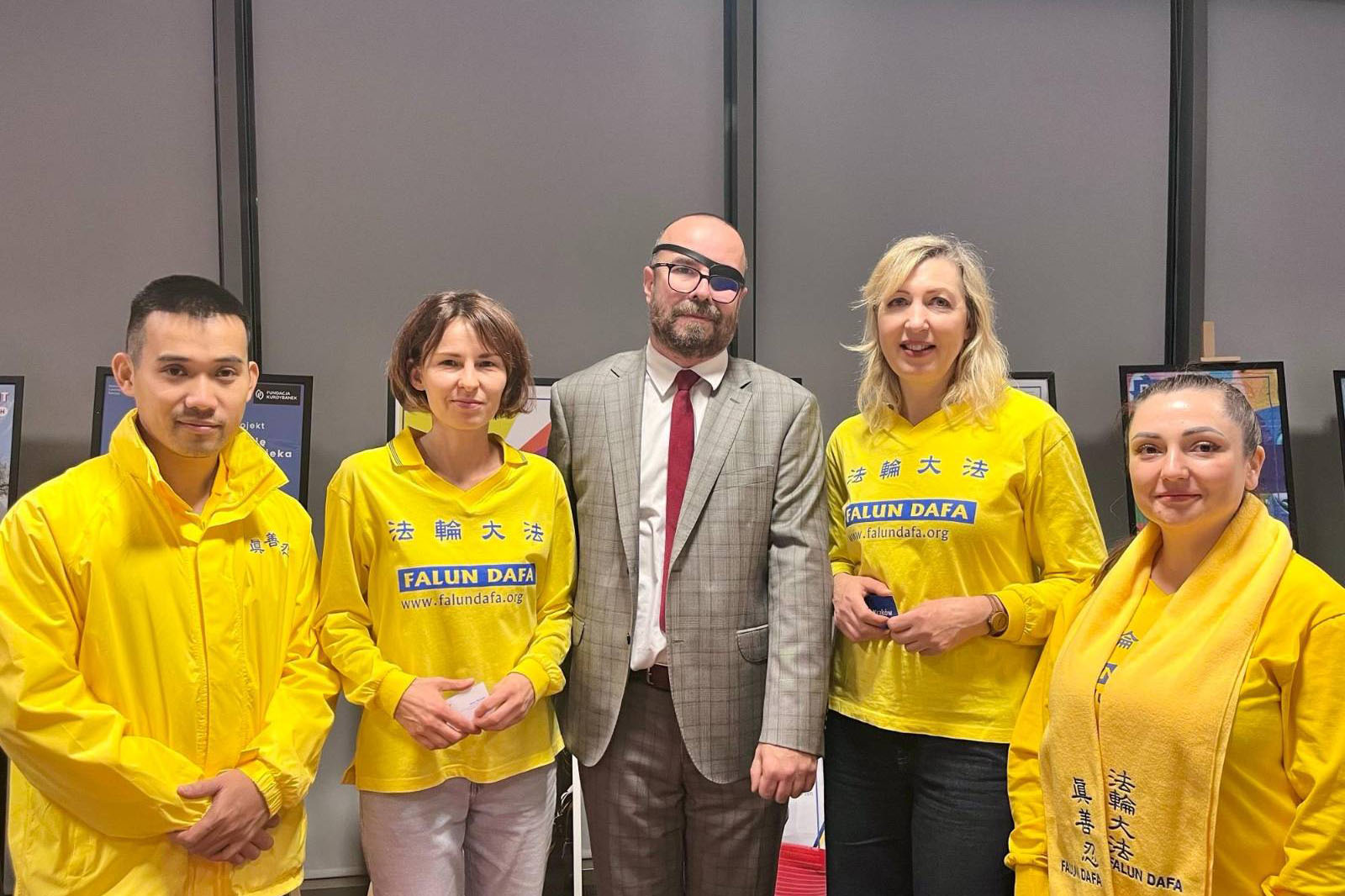 圖:克拉科夫市長代表阿圖爾·布謝克(中)與法輪功學員合影。