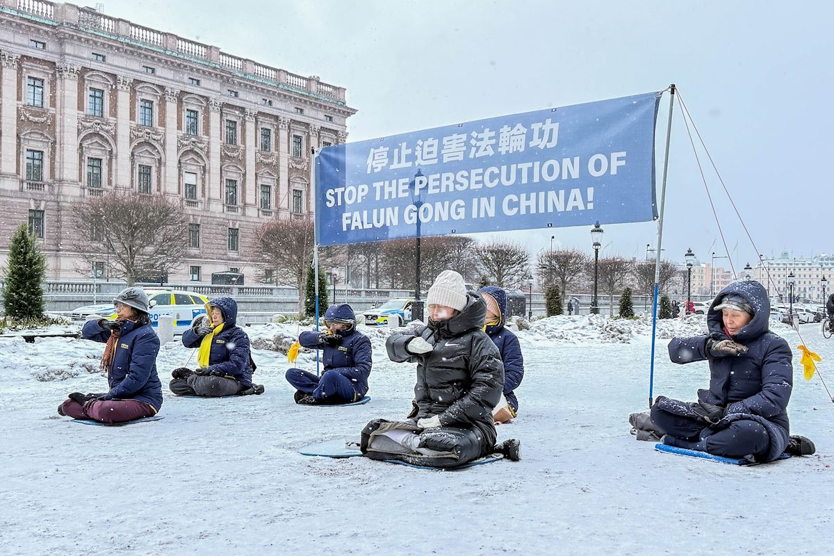 一月二十四日這天，斯德哥爾摩又迎來了一個風雪天，盡管天很冷、還下著雪，但講真相活動仍照常進行。不少人都豎起大拇指為法輪功學員在風雪中和平反迫害的堅韌和勇氣點贊、並簽名以表達聲援和支持。
