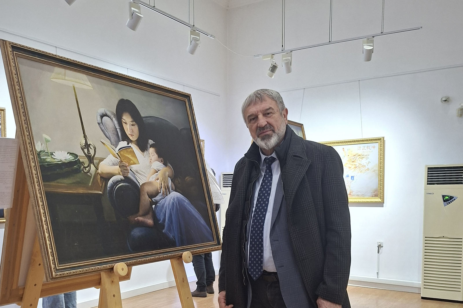 州长德拉戈米尔·德拉加诺夫站在画作《觉悟》旁合影