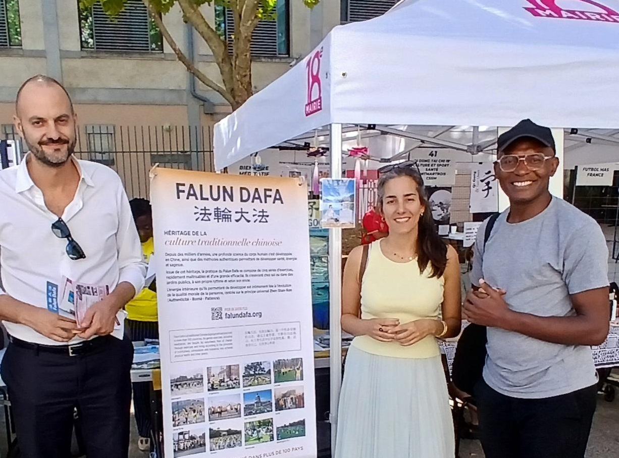 巴黎十八區市政府官員到訪法輪功展位（從左到右）：十八區第一副市長凱文·哈維特，十八區市長特派顧問、巴黎市議員加布裏埃爾·西裏-胡阿裏（Gabrielle Siry-Houari）女士，十八區副市長塞爾日·杜邦·察卡普（Serge Dupont Tsakap）先生